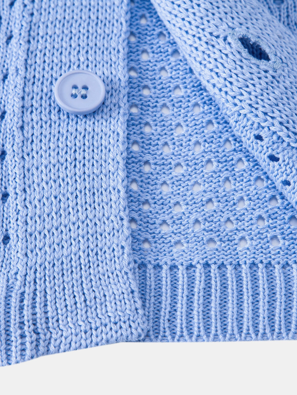 Ensemble aus offen gestricktem Hemd und Leinenhose mit geradem Schnitt