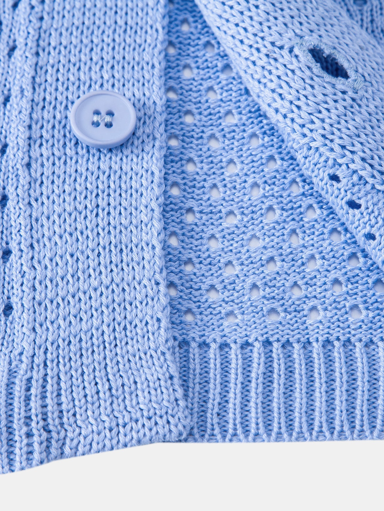 Ensemble aus offen gestricktem Hemd und Leinenhose mit geradem Schnitt