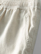 Ensemble aus offen gestricktem Hemd und Leinenhose mit geradem Schnitt