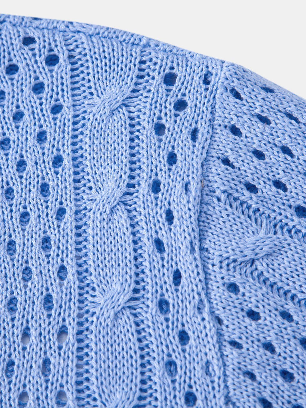 Ensemble aus offen gestricktem Hemd und Leinenhose mit geradem Schnitt